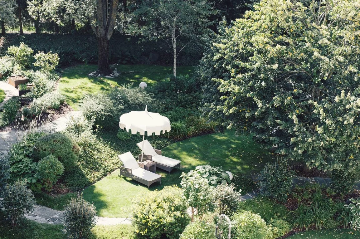 Hotel mit Schwimmbad, Ahrntal, im großen Spa-Garten