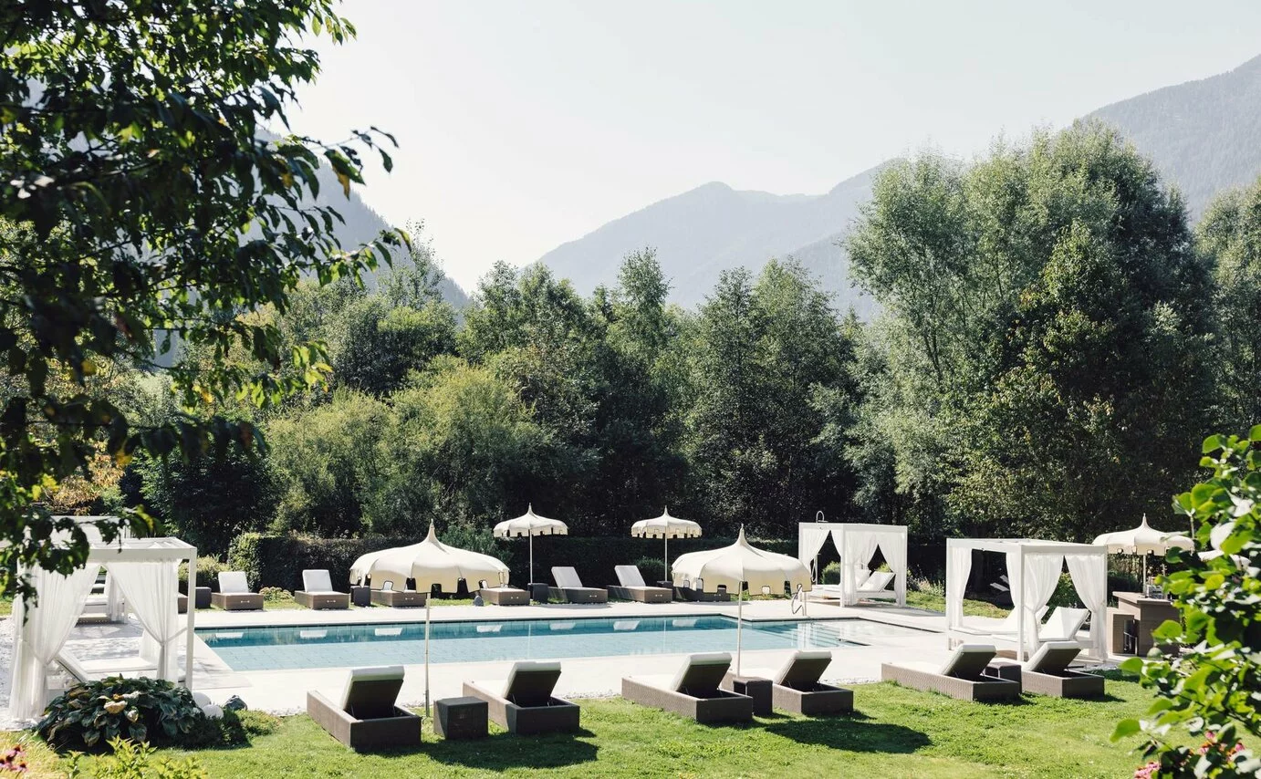 Hotel mit Schwimmbad, Ahrntal, im großen Spa-Garten