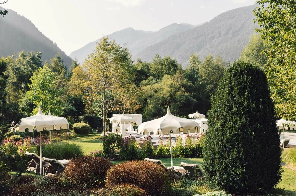 Hotel mit Schwimmbad, Ahrntal, im großen Spa-Garten